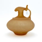 Einhenkelkanne aus maisgelbem Glas mit Schnabelausguss. Die Halspartie ist mit Spiralfäden umlegt. Aufgelegter Einzelfaden.  3.-4. Jh.n.Chr.  Fundort: unbekannt  Inv. Nr. D 3526  Höhe ca 150 mm  Gefäß Nr. 213