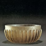 Rippenschale aus bersteinfarbenem Glas, in eine Vorform geblasen. 1. Hälfte 1. Jh.n.Chr., Durchm 200 mm, Inv. Nr. N 5946, Fundort: Köln, Bonner Straße, Gefäß Nr. 110