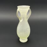 Zweihenkelflasche aus farblosem Glas. Der hohle konische Fuß ist besonders angesetzt. Um den Hals ist ein dünner Glasfaden in Spiralform gelegt.  4. Jh.n.Chr.  Fundort: unbekannt  Inventar Nr. K.F. 717 Inv BAV 145  Höhe ca 175 mm  Gefäß Nr. 304