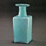 Vierkantige Ölflasche aus blaugrünem Glas mit scheibenförmiger Öffnung. Fundort: Köln, aus einem Steinsarg am Hönninger Weg, Köln-Zollstock  datiert: 2. Jh.n.Chr. und später  Inv. Nr. 36,31  Höhe ca 175 mm  Gefäß Nr. 107/155