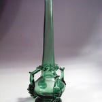 Kugeliger Gefäßkörper mit hohem, konisch verjüngtem Röhrenhals. Am Halsring seitlich vier hochgezogene, gekniffene Henkelansätze.  Persien 19. Jh.  Inv. Nr. F 102  Höhe ca 260 mm  Gefäß Nr. 508