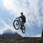 Bachmanns Bikestatt, Adis Flugstunden