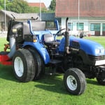 ecopard Kompaktschlepper für die Sportplatzpflege mit Hochentleerung