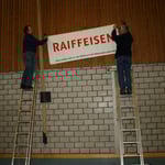 Fleissig werden die Plakate der Sponsoren aufgehängt....