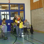 die ersten Zuschauer treffen langsam ein...