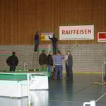 und die letzten Sponsoren Plakate werden aufgehängt....