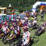 Sportlich gut ausgerüstet freuen sie sich auf die Runde ...