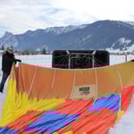 Nun heißt es den Ballon aufhalten, damit Luft hineingeblasen werden kann ...