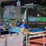 Die erste Marathonin im Ziel ...