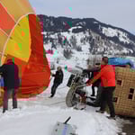 Nun dauert es nicht mehr lange, und der Ballon hebt sich vom Boden ab ...