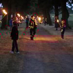 Langsam wird es recht dunkel und die Feuerwehrleute beleuchten den Weg mit Fackeln ...