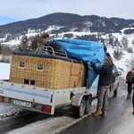 Zuerst mussten der Korb und der Ballon vom Hänger geholt werden ...