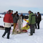 Denn nun muss der Riesen-Ballon wieder in den kleinen Sack hinein ...