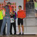 sieht glücklich aus