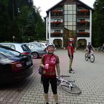 Hier gibt es Bratwurst vom Grill und Getränke ...