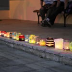 Die Frauen vom Verein beleuchten unterdessen liebevoll den Zielbereich ...