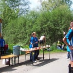 Für alle Läufer ab es im Ziel eine Packung Äpfel und Getränke ...