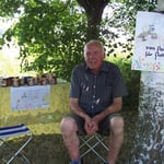 Ein Imker verkauft hier im Schatten seinen Honig ...