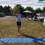 Einer der Veranstalter kommt mit der Deutschlandfahne ins Ziel gelaufen ...