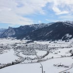 Der feste Boden unter uns entfernt sich und wir gewinnen schnell an Höhe ...