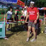 Am Notebook verfolgen die Männer auch das Spiel ...