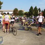 Alexander schaut, ob er jemand Bekanntes sieht ...