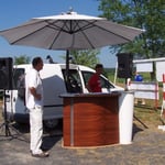 Hier stehen die Moderatoren der Veranstaltung ...