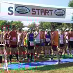 Die Läufer haben sich schon im Startbereich eingefunden ...