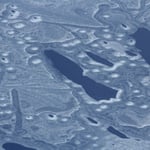 Das ist die gefrorene Wasseroberfläche vom See ...