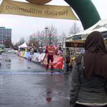 Zieleinlauf mit einer Zeit von 1:38:11 h ...