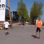 Nun steht er am Landtag und feuert die Läufer zum Endspurt an ...