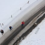Schnell gewinnen wir an Höhe und die Menschen unten werden kleiner ...