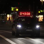 Kurz vor dem ersten Läufer kam das Führungsfahrzeug ins Ziel ...