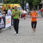 Hier wir noch eine 10 km-Läuferin für die letzten Meter angefeuert ...