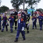 Die Feuerwehr-Mitglieder machen sich bereit um den Fackel-Einlauf vorzubereiten ...