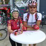 Ein netter Fahrradfahrer fotografiert uns ...