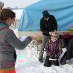 Eine Haarsträne anzünden und dann mit Champganer ablöschen ...