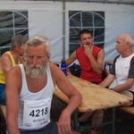 Vor dem Start im schattigen Zelt ...