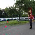 Die Feuerwehr ist hier voll im Einsatz und regelt das Parken ...