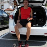 Alexander schlüpft schnell in die Laufsachen ...