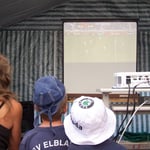 Die kleine Leinwand im Zelt ...