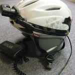 XENON-Helm mit Ohr-Protektoren und aufgesetzter Silva-Helmlampe von vorn