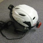 XENON-Helm mit Ohr-Protektoren und aufgesetzter Silva-Helmlampe von hinten und mit Helm-Rücklicht