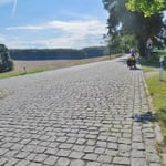Da kommt Freude auf: Kopfsteinpflaster, und das auf 30 Kilometer.