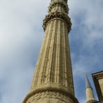 Die Minarette ragen über 80 m in den Himmel