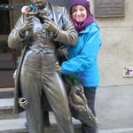 Bea greift Sacher-Masoch in die Hosentasche . . . (Eisenplastik in Lemberg)