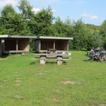 Bei Regen bieten die einfachen Biwackhütten Schutz.