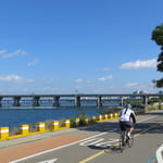 Selbst in der 10 Millionenstadt führen tolle Radwege dem Fluss entlang.