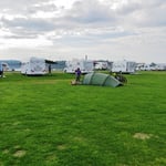 Einmal mehr sind wir mit dem Zelt Exoten auf dem Campingplatz.