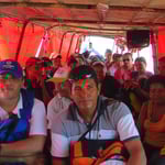 Es bleibt wenig Platz auf dem Fährboot.